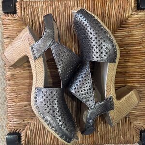 Dansko Womens Teagan Gunmetal Metallic Sandal Heel Size 38 EU 7.5-8US LIKE NEW